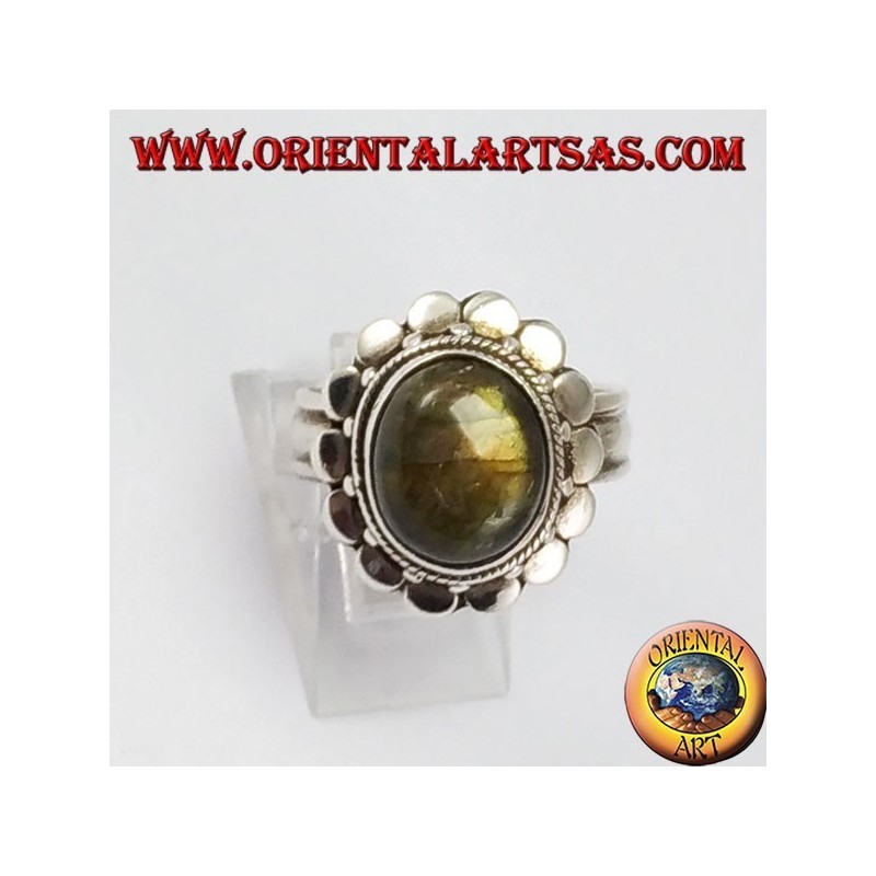 Anillo de plata con borde tachonada con labradorite ovalada