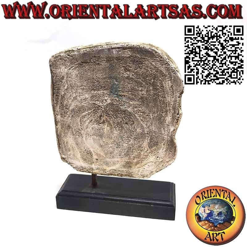 Steinskulptur eines Buddha-Gesichts im Profil mit Holzsockel