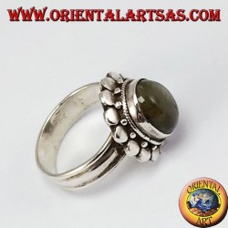 Anillo de plata con borde tachonada con labradorite ovalada