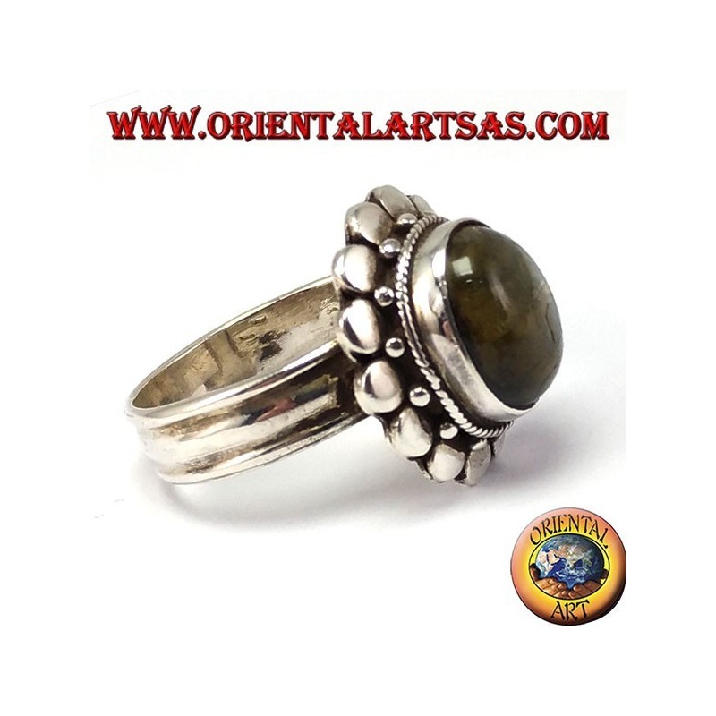 Bague en argent avec bord parsemée de labradorite ovale