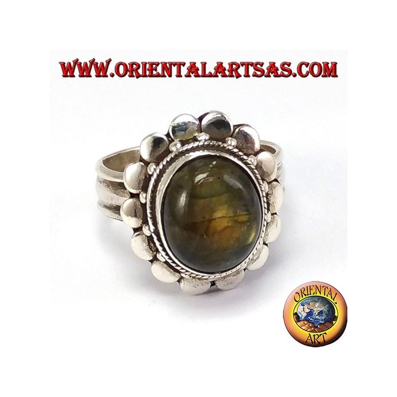Anello d'argento con bordo borchiato con labradorite ovale