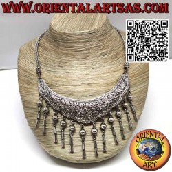 Collier en argent avec plaque gravée de motifs floraux et 12 pendentifs