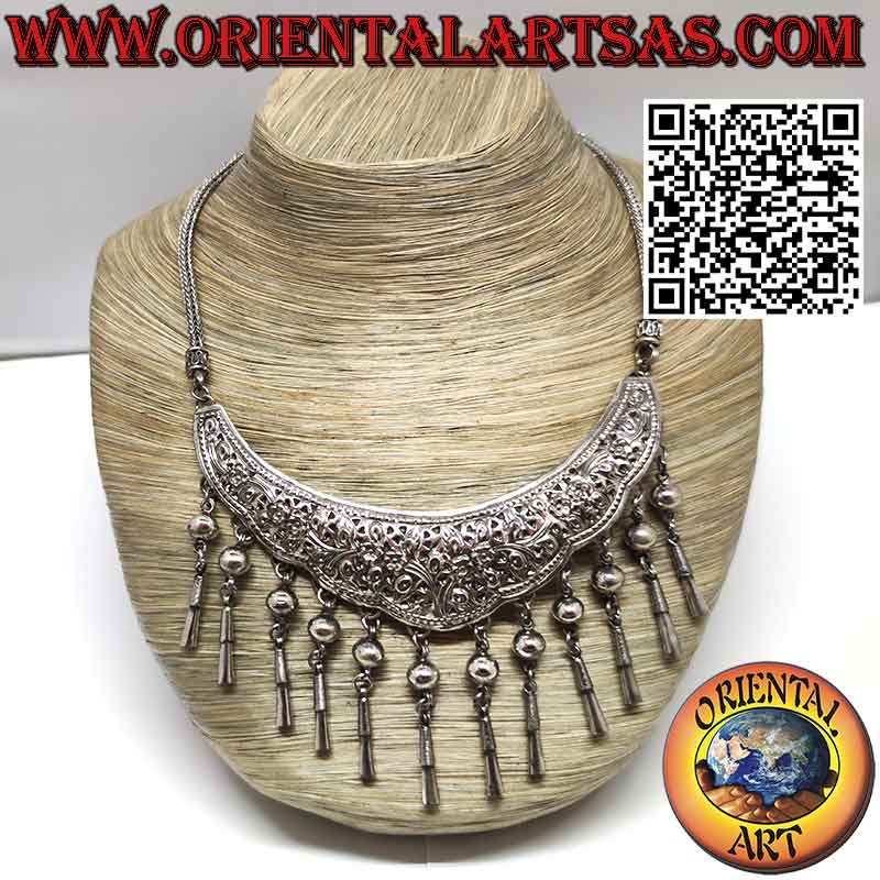 Collana in argento con piastra cesellata a motivi floreali e12 pendenti