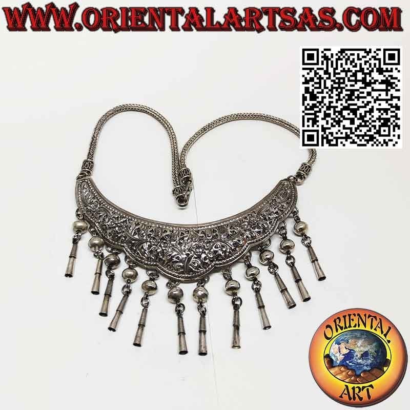 Collier en argent avec plaque gravée de motifs floraux et 12 pendentifs