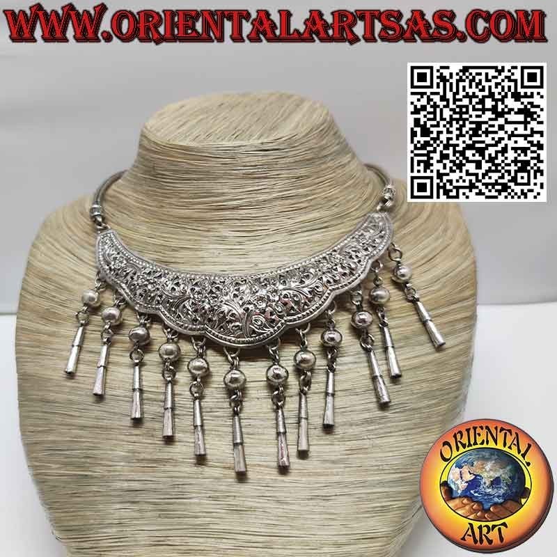 Collana in argento con piastra cesellata a motivi floreali e12 pendenti