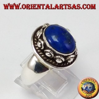 Bague en argent avec des goujons à travers le corps, avec ovale naturel Lapislazzuli