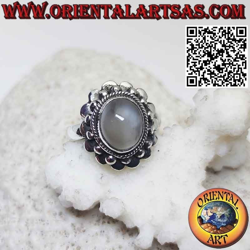 Anello in argento con pietra di luna naturale contornata da sfere