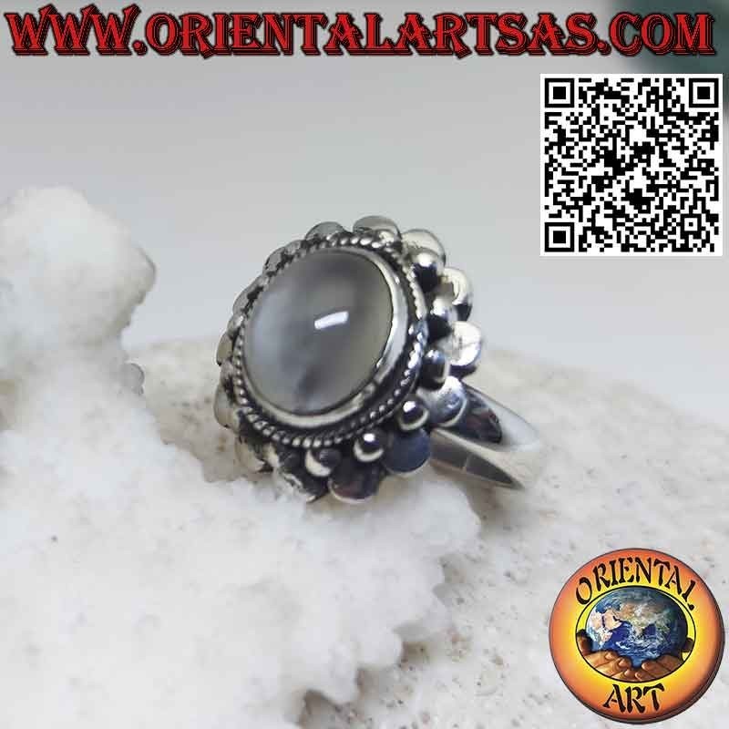 Anillo de plata con piedra de luna natural rodeada de esferas