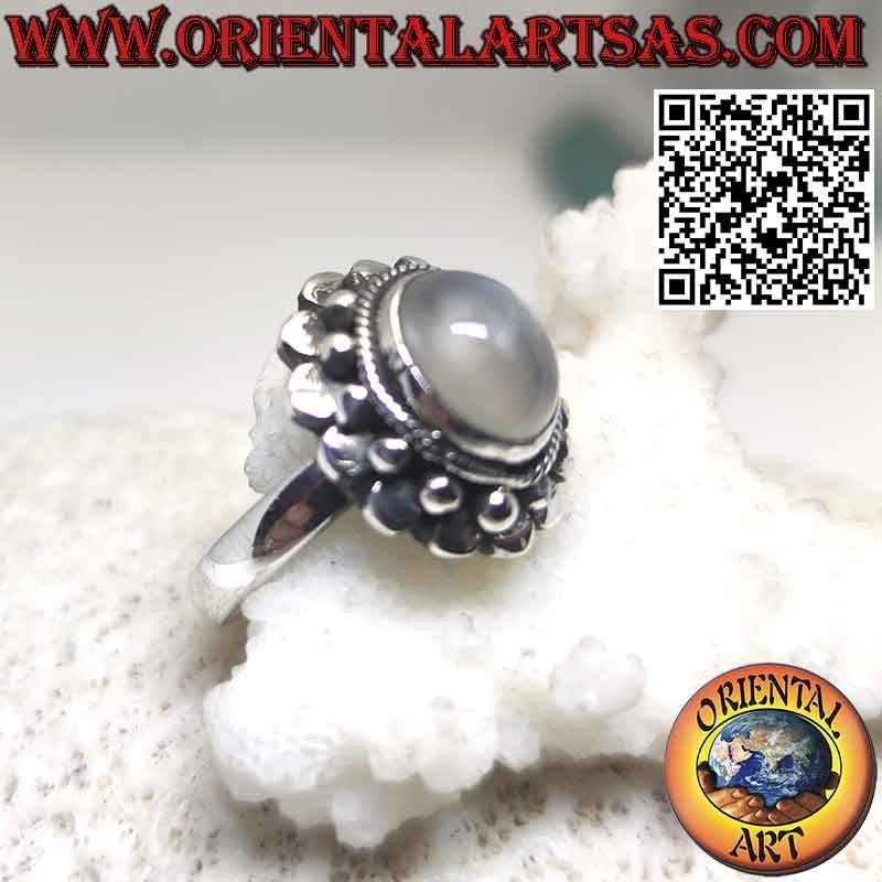 Anillo de plata con piedra de luna natural rodeada de esferas