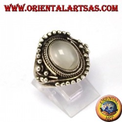 Anillo de plata con Moonstone ovalada (adularia) con las decoraciones asimétricas bolas