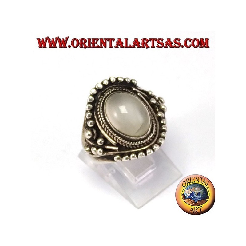 Anillo de plata con Moonstone ovalada (adularia) con las decoraciones asimétricas bolas