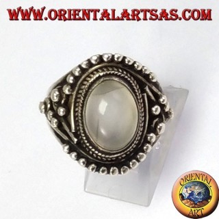 Anello d'argento con Pietra di luna (adularia) ovale con decorazioni asimmetriche a palline 