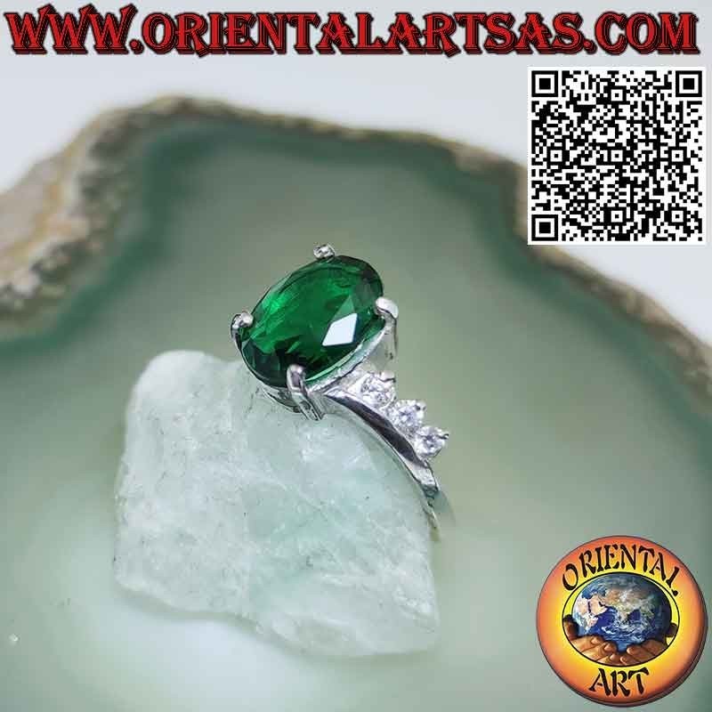 Anello in argento con smeraldo ovale su montatura asimmetrica e zirconi