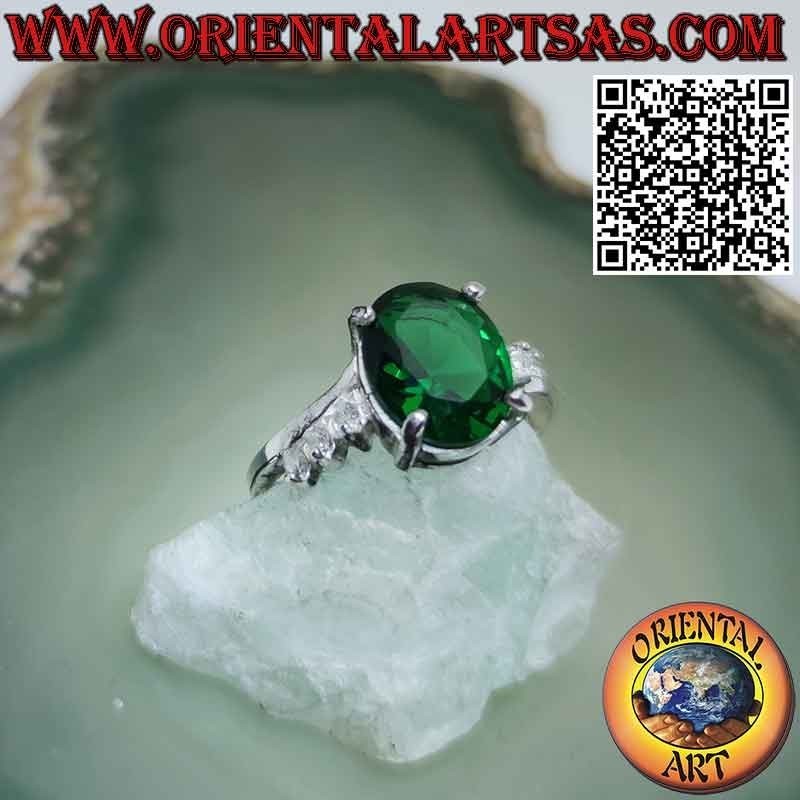 Anillo de plata con esmeralda ovalada en engaste asimétrico y circonitas