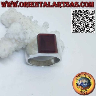 Bague en argent avec cornaline rectangulaire sur une large monture lisse