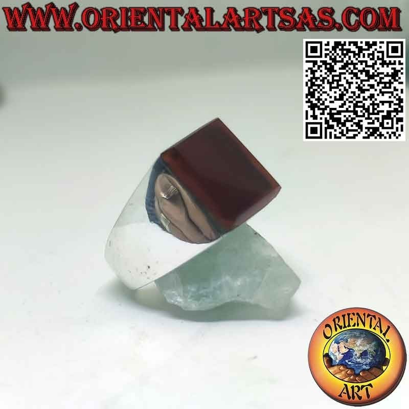 Anello in argento con corniola rettangolare  su montatura larga liscia