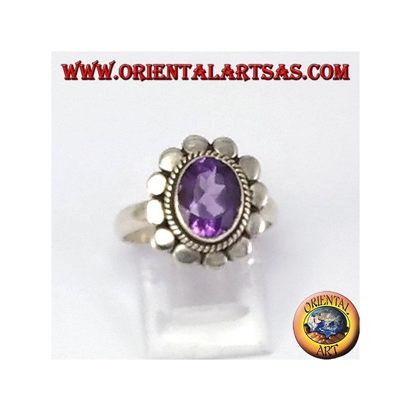 Anello d'argento con Ametista naturale sfaccettata ovale con bordo borchiato