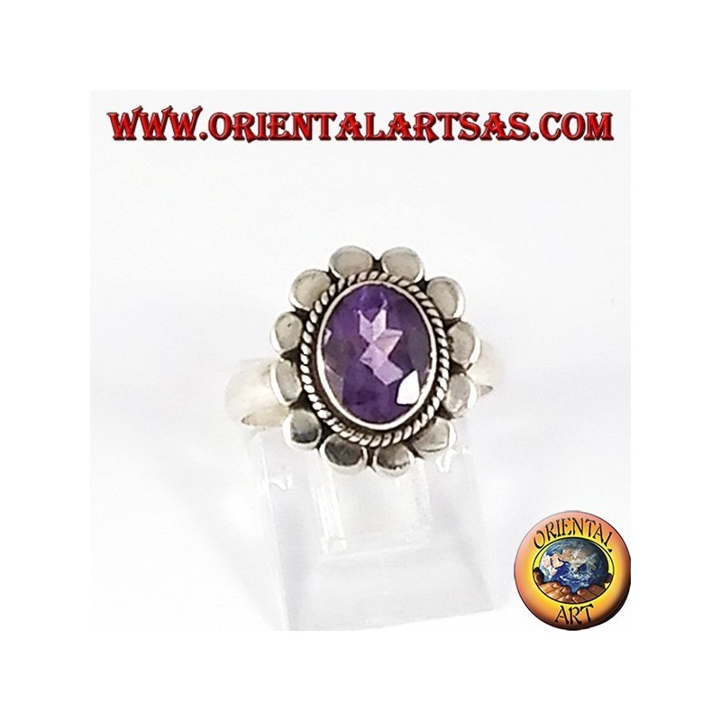 Anello d'argento con Ametista naturale sfaccettata ovale con bordo borchiato