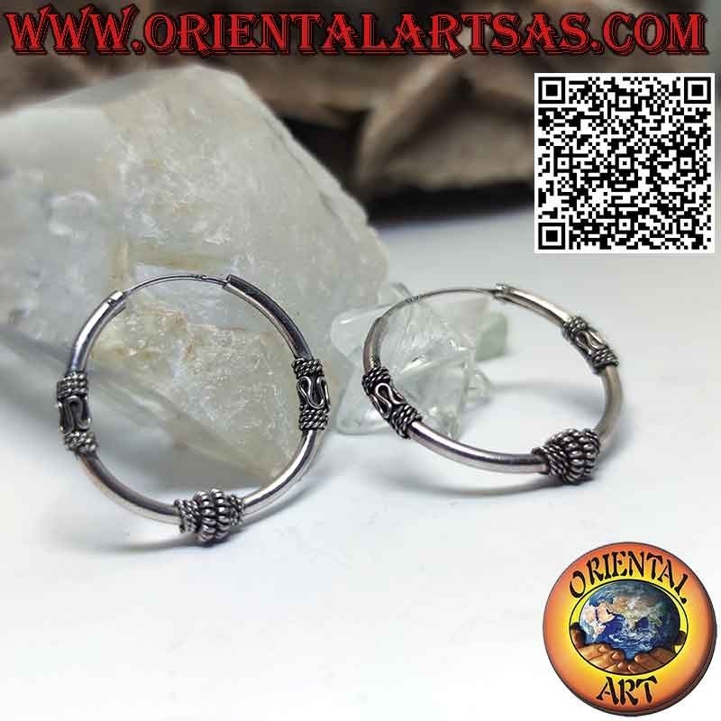 Boucles d'oreilles cercle en argent avec 3 parties travaillées en spirale et en vague