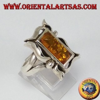 Bague en argent avec un cadre rectangulaire en ambre