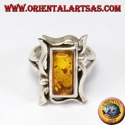 Anillo de plata con un marco rectangular en ámbar