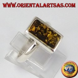 Einfacher silberner Ring mit rechteckigem grünem Bernstein