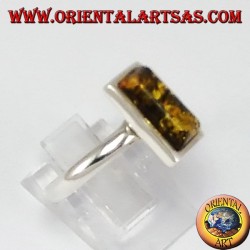 Einfacher silberner Ring mit rechteckigem grünem Bernstein