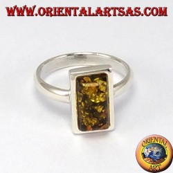 Einfacher silberner Ring mit rechteckigem grünem Bernstein