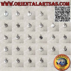 Ciondolo in argento, medaglietta tonda con lettera / iniziale in stampatello maiuscolo incisa