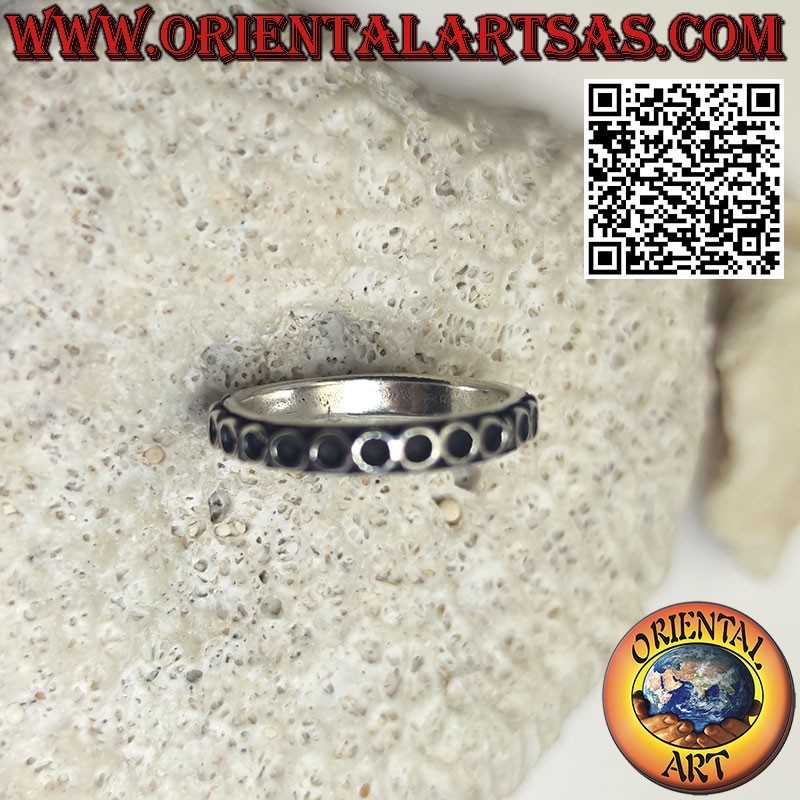 Anillo de plata con círculos superpuestos alineados uno al lado del otro