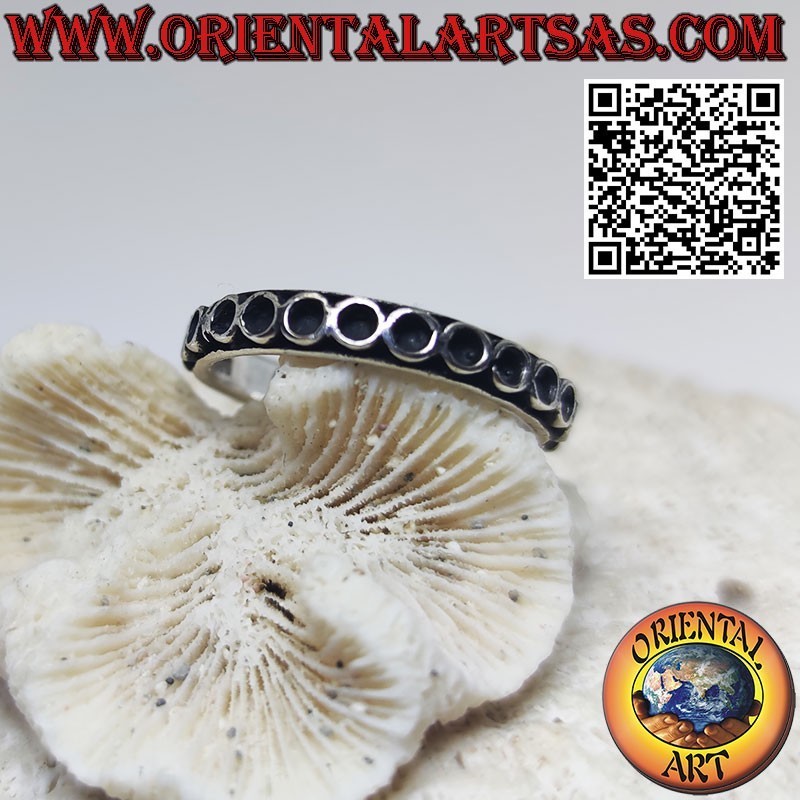 Anillo de plata con círculos superpuestos alineados uno al lado del otro