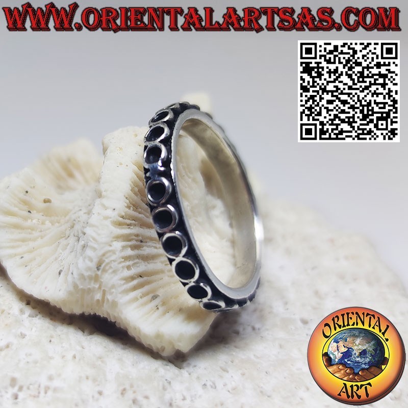 Anello in argento a fedina con cerchi sovrapposti affiancati allineati