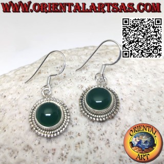 Boucles d'oreilles en argent avec agate verte ronde entourée de galon et de sphères