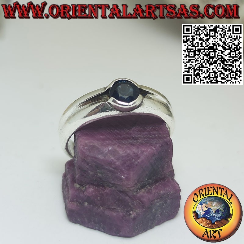 Bague en argent avec saphir naturel rond et monture avec ligne centrale
