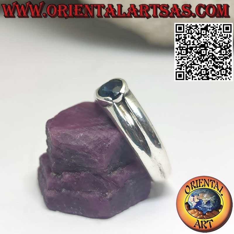 Anello in argento con zaffiro naturale tondo e montatura con rigo centrale