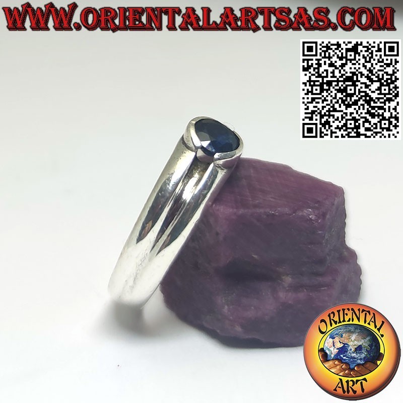 Anillo de plata con zafiro natural redondo y engaste con línea central