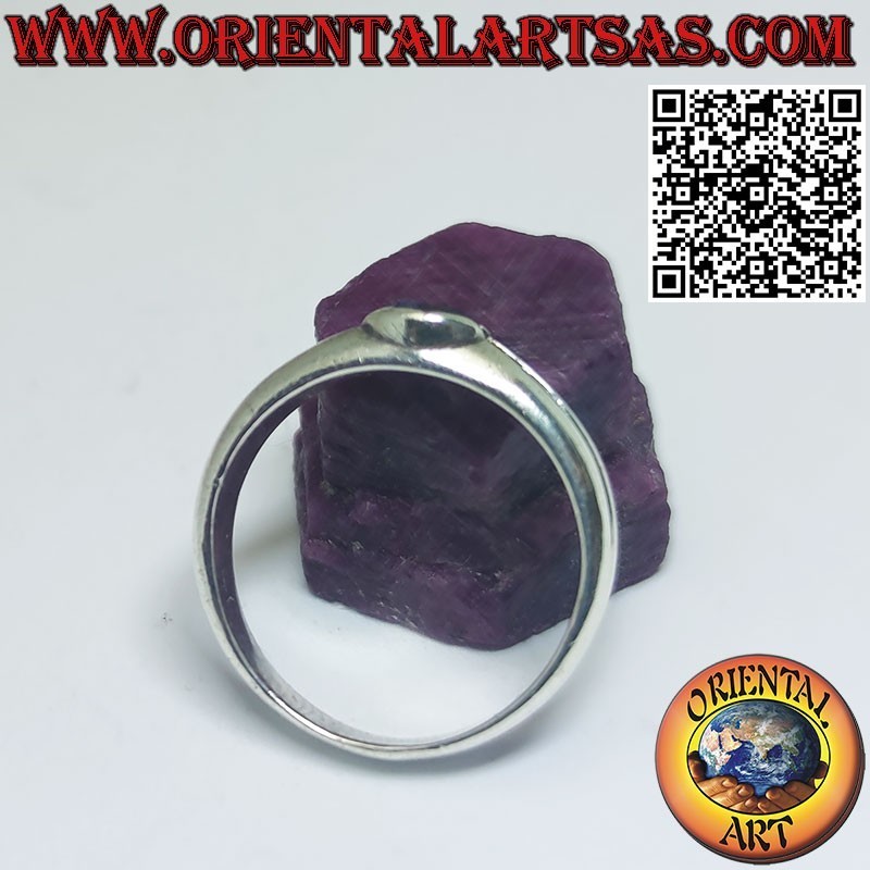 Anello in argento con zaffiro naturale tondo e montatura con rigo centrale