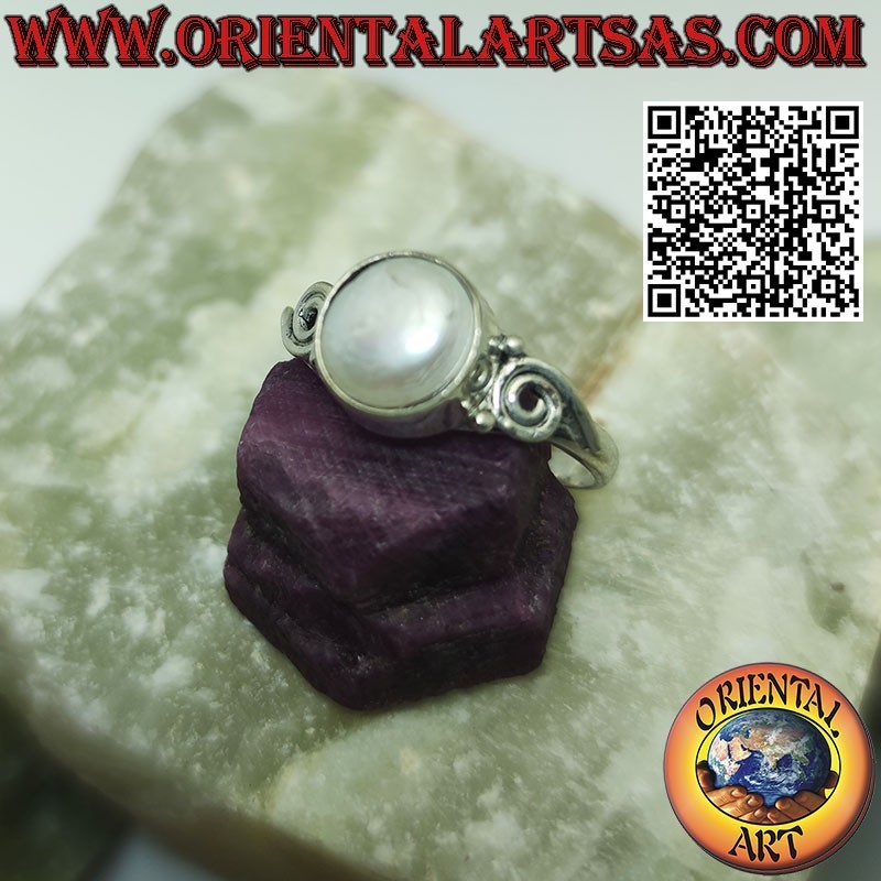 Bague en argent avec spirale et perle d'eau douce au centre