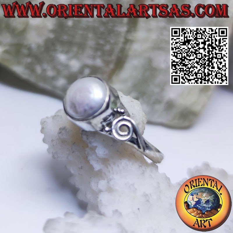Bague en argent avec spirale et perle d'eau douce au centre