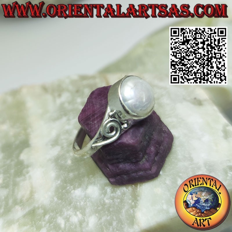 Silver ring with spiral and freshwater pearl in the centre