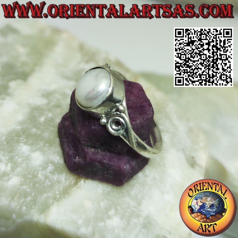 Anillo de plata con espiral y perla de agua dulce en el centro