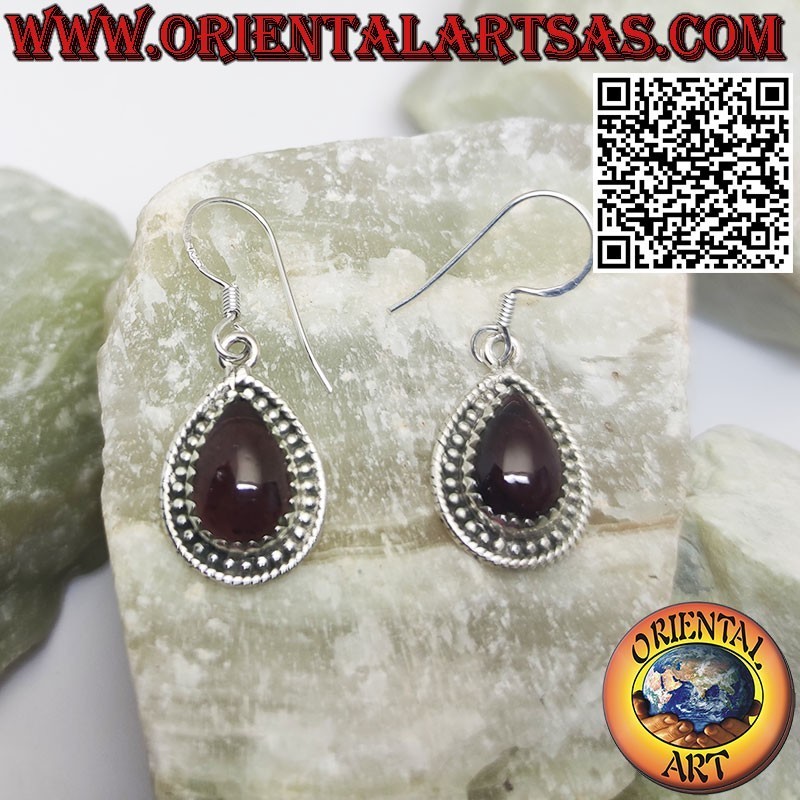 Boucles d'oreilles en argent avec serti de grenats ovales naturels en forme de goutte