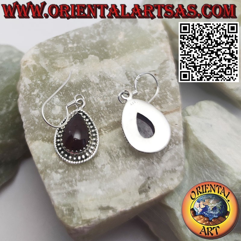 Orecchini in argento con granato ovale a goccia naturale incastonato
