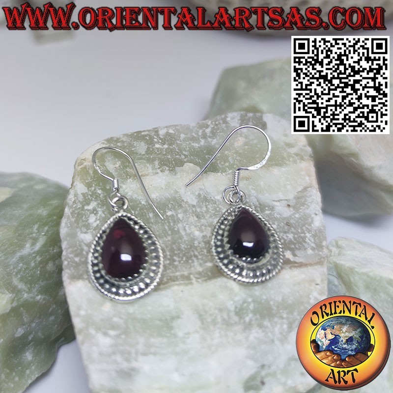 Pendientes de plata con granate natural ovalado en forma de gota engastado