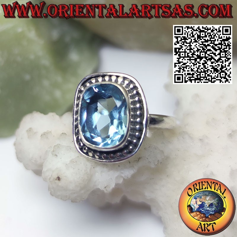 Anillo de plata con topacio azul talla cojín engastado