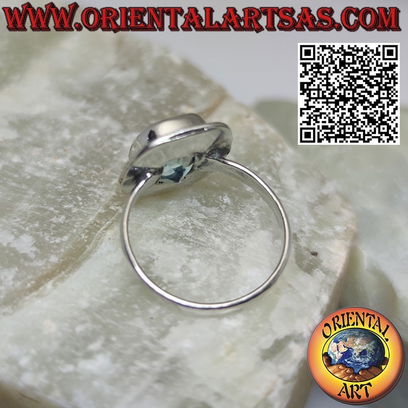 Anillo de plata con topacio azul talla cojín engastado
