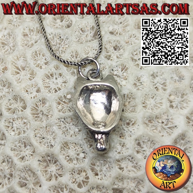 Colgante de plata con cabeza de lobo, símbolo de lealtad y determinación.