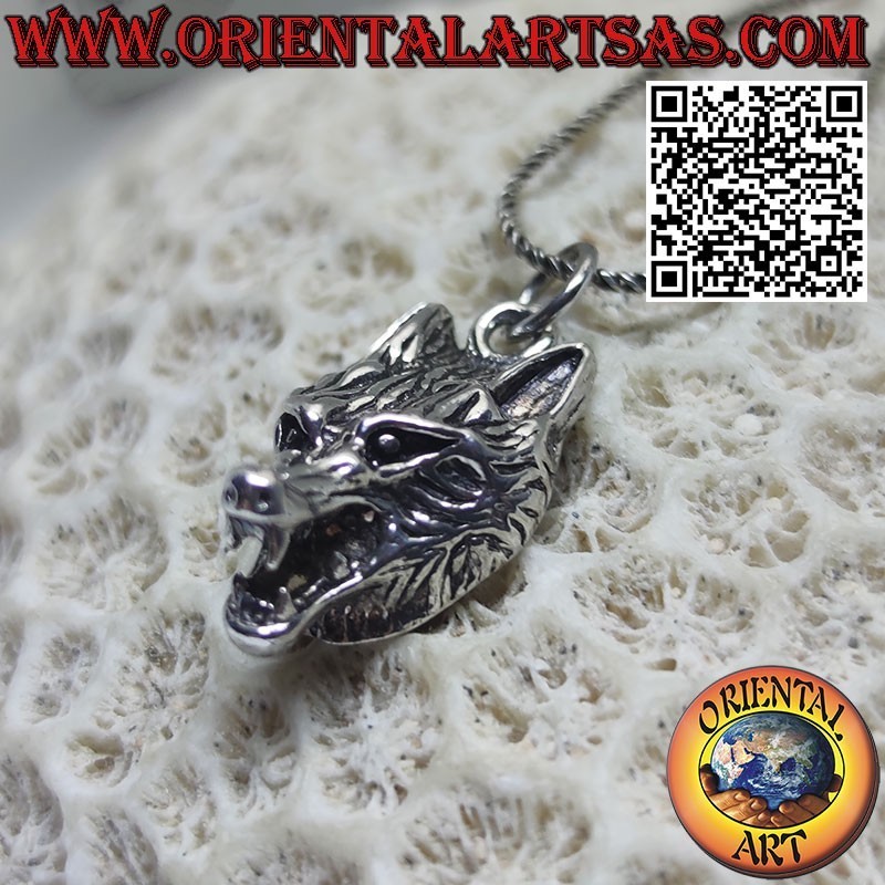 Colgante de plata con cabeza de lobo, símbolo de lealtad y determinación.