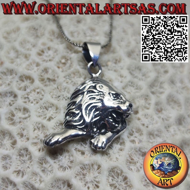 Colgante de plata del león tumbado símbolo de poder y autoridad.