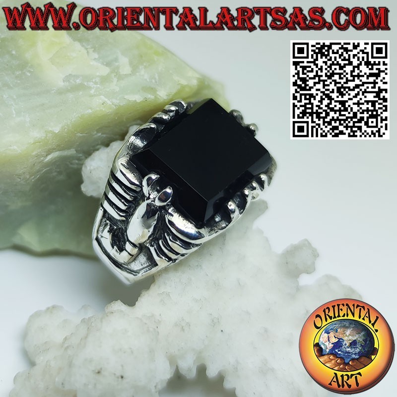 Anello in argento con onice rettangolare e scorpione ad altorilievo sui lati
